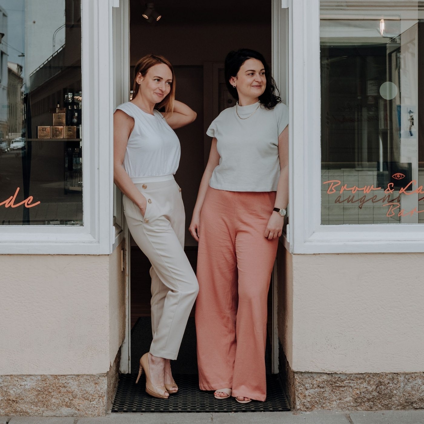 Carolina und Julia Kortschak vor dem ersten Augenweide-Studio in der Annenstraße