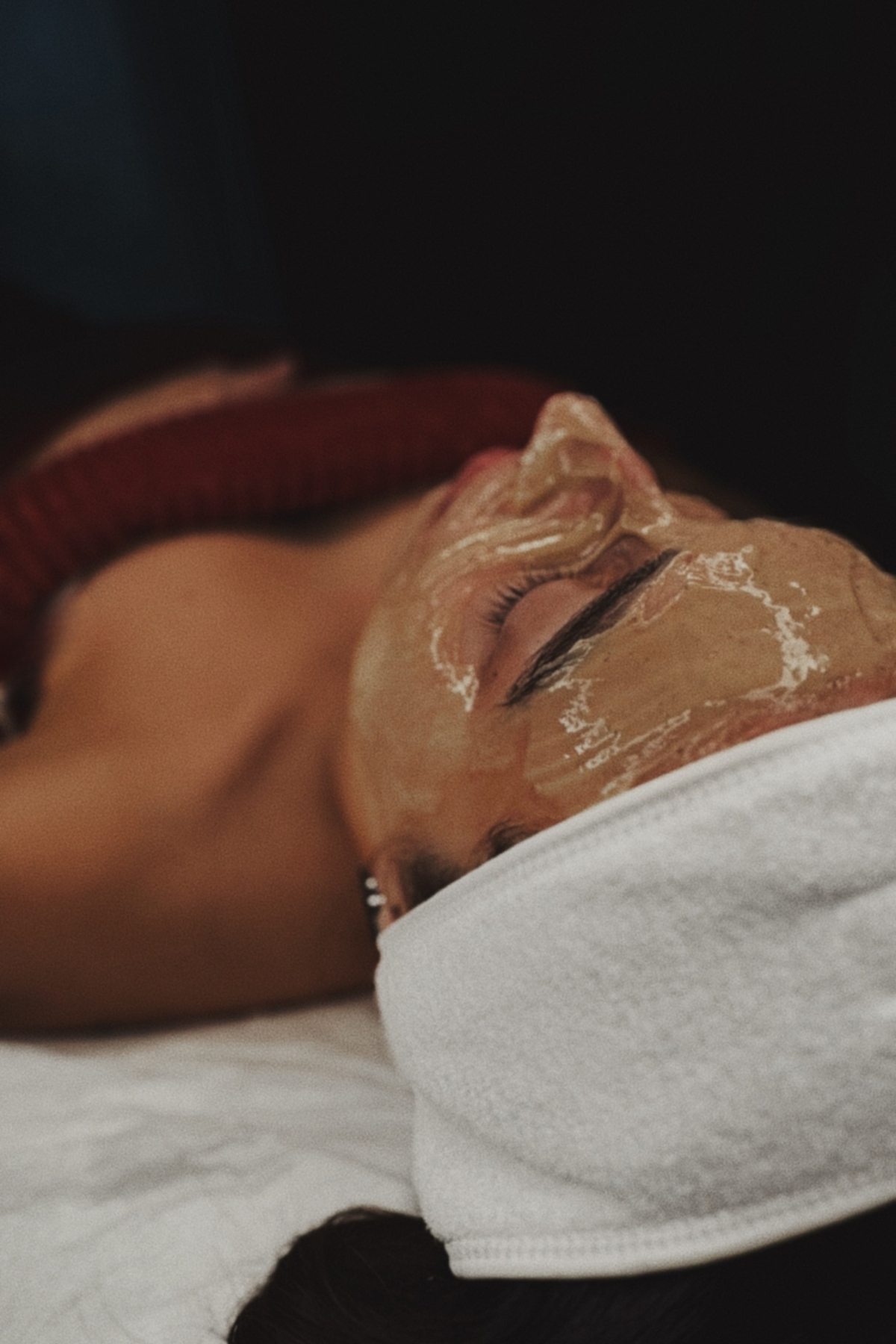 Facial mit Maske im Studio
